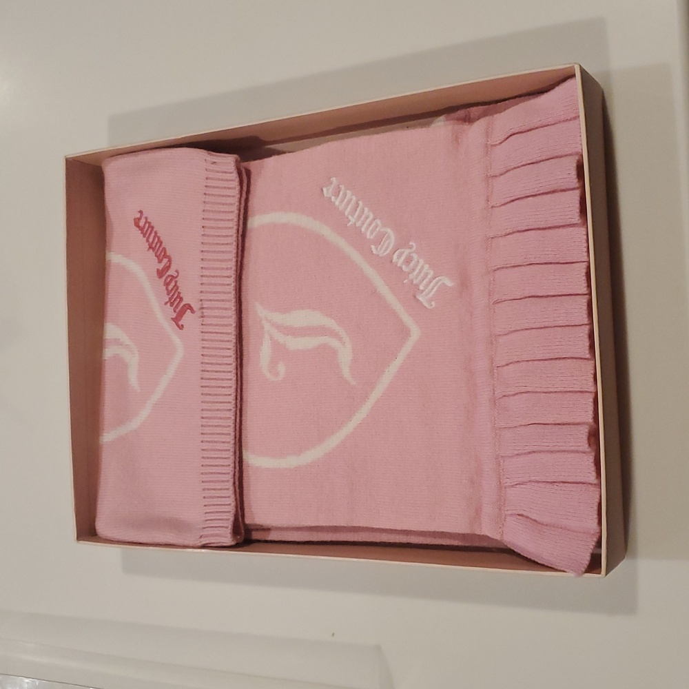 Juicy Couture Hat And Scarf Box Set